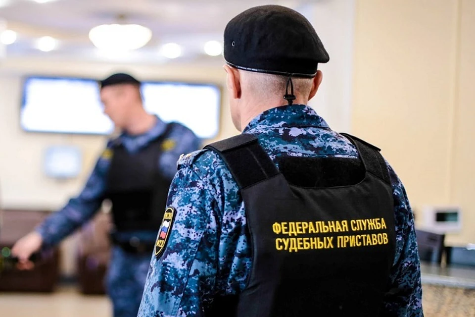 Ждавшую приговора суда женщину оштрафовали за плохое поведение в Комсомольске