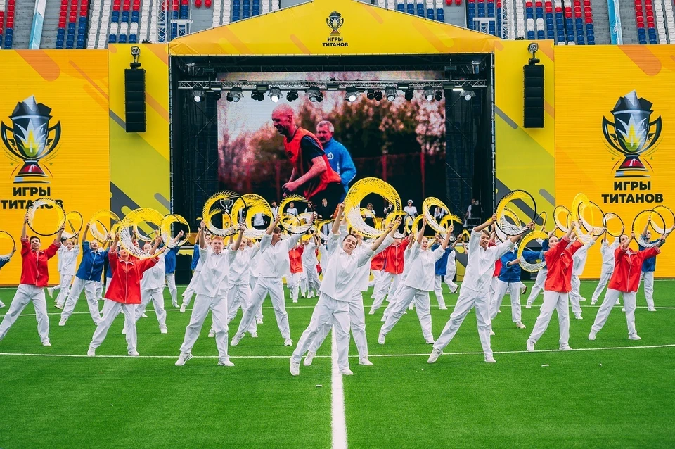 На церемонии открытия спартакиады выступали танцевальные группы, акробаты