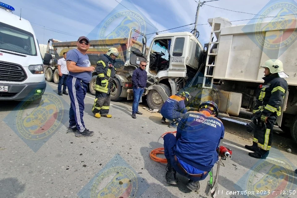 Спасатели из отряда имени Полякова пришли на помощь участникам ДТП на Холмском шоссе. Фото: Telegram-канал «Спасатели Сахалина»
