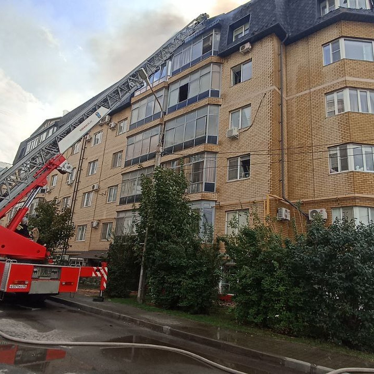 В Волгограде в ЖК «Бейкер стрит» горят две квартиры, эвакуировали 35  жильцов - KP.RU