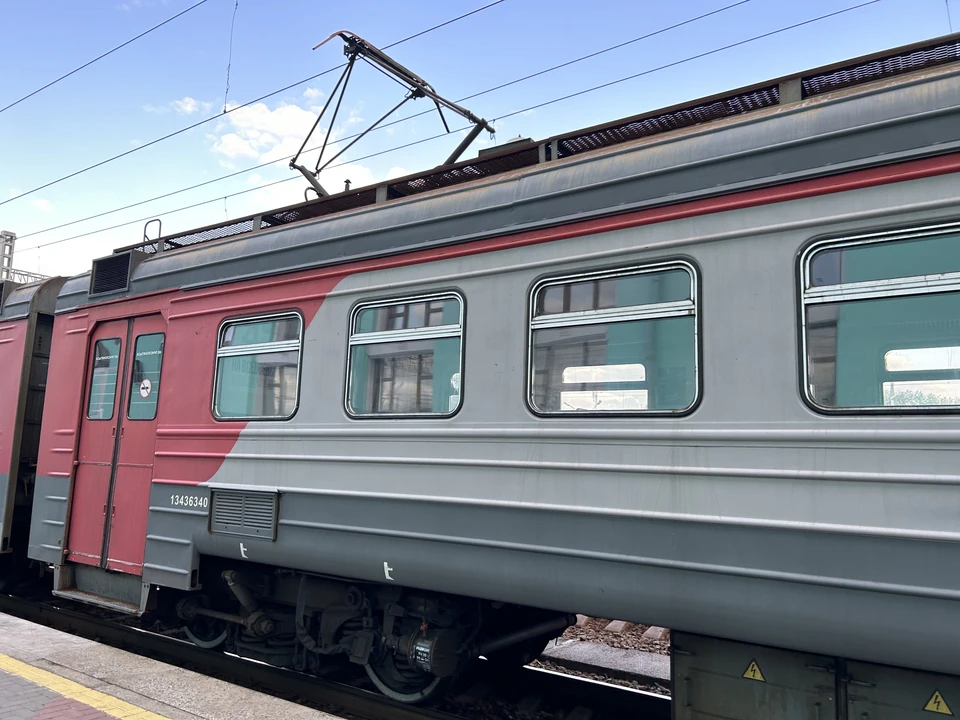 Электропоезд, доставивший пассажиров самолета в Омск.