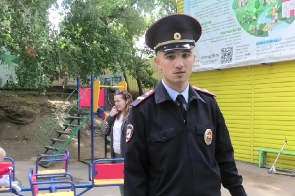 Полицейский в Иркутске помог эвакуироваться людям из горящего кризисного центра