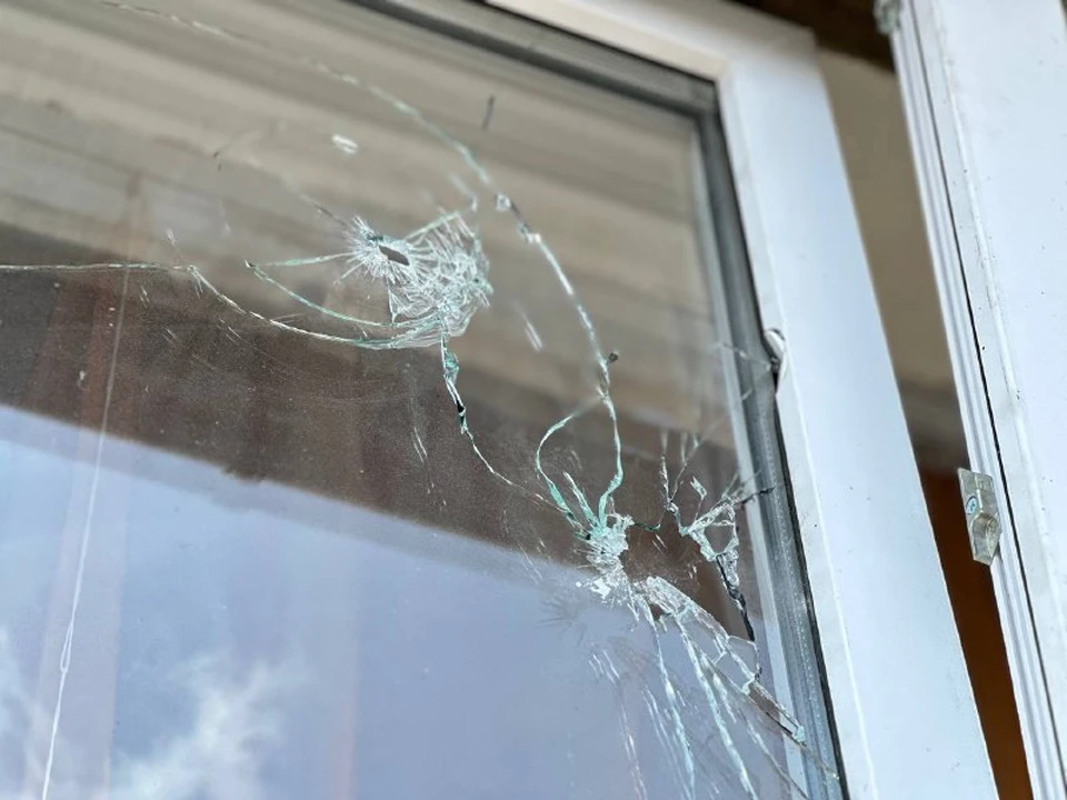 Из-за обстрела в двух соцобъектах выбиты окна.