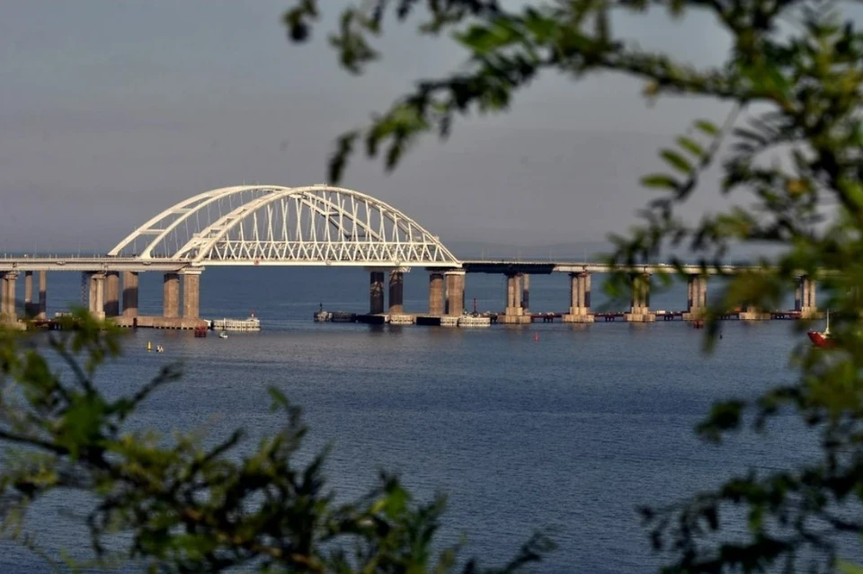 Пробка перед Крымским мостом со стороны Кубани 13 сентября составляет два км Фото: Виталий ПАРУБОВ