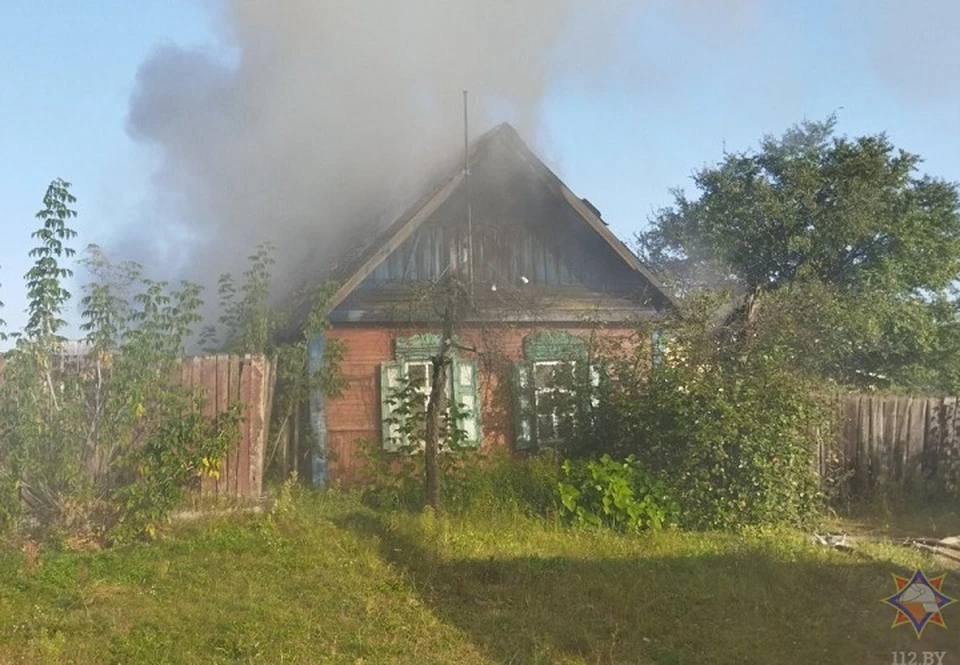 При возгорании дома в Добруше пострадали гости. Фото: МЧС
