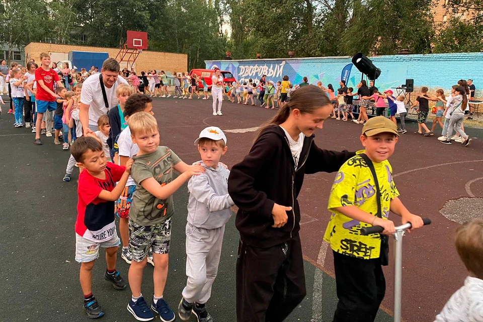 Десятки тольяттинских ребят дружно, шумно и спортивно проводили лето. Фото: КуйбышевАзот.