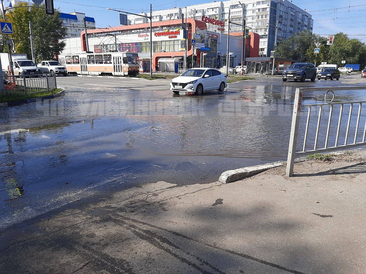 В Ульяновске затопило перекресток улиц Рябикова и Отрадная - KP.RU