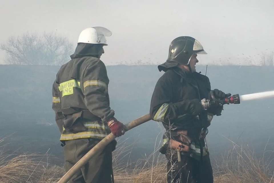 Борьба с сухотравными пожарами на территории ЛНР продолжается. Фото - МЧС ЛНР