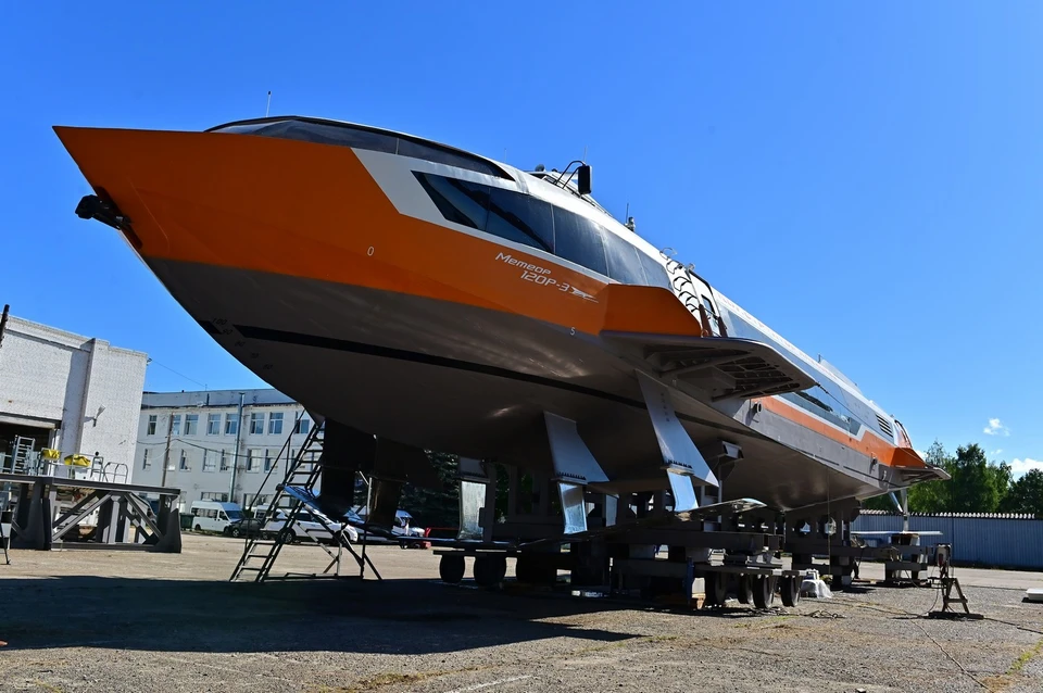 Сейчас на предприятии ведется строительство пяти судов «Метеор 120Р», двух судов «Валдай 45Р» и двух судов на воздушной подушке.