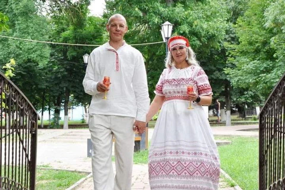 Олег и Марина Чевелевы сыграли свадьбу в старославянском стиле. Фото: предоставлено героями публикации