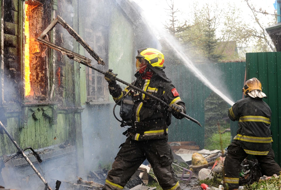 Пожар тушили 12 человек, были задействованы четыре единицы техники