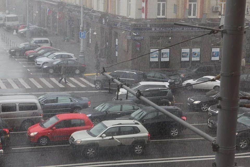Пробки в пятницу возникли во время дождя.