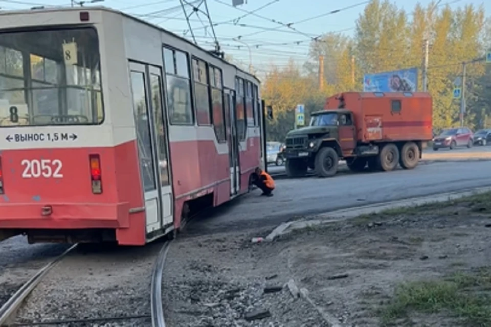 В Новосибирске с рельсов слетел трамвай и заблокировал движение. Фото: предоставлено Алиёй.