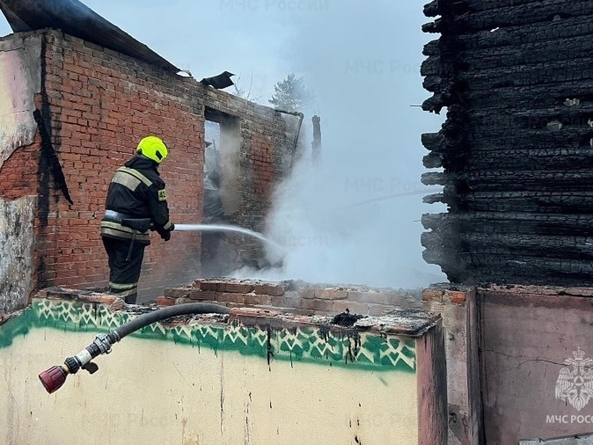 На пожаре в жилом доме в Заокском районе погибли мужчина и ребенок - KP.RU