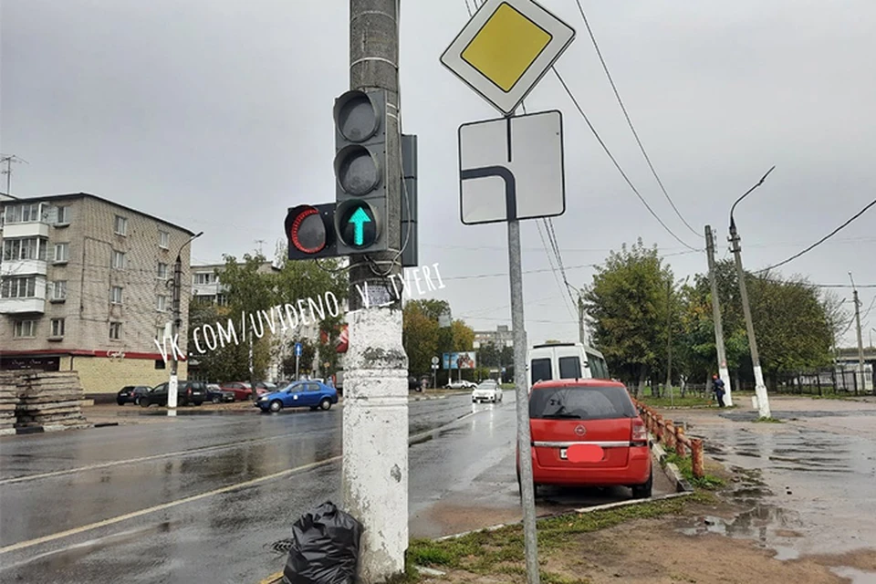 На пересечении улиц Коминтерна и Завидова в Твери у светофора появилась дополнительная секция Фото: vk.com/uvideno_v_tveri