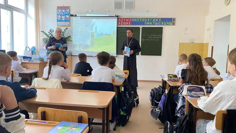 Школы Ульяновской области получили более 200 экземпляров учебных пособий по основам православия. ФОТО: Симбирская епархия