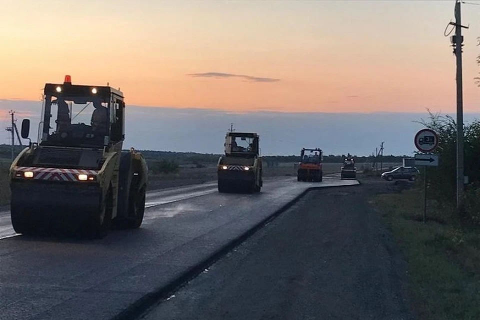 Дорожники продолжают ремонт трассы Воронеж-Луганск. Фото - администрация Луганска