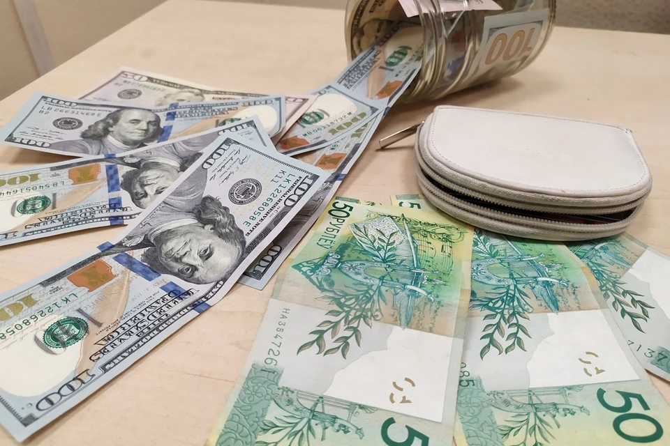 Заместитель министра экономики сказал, когда белорусы традиционно покупают доллары и евро.