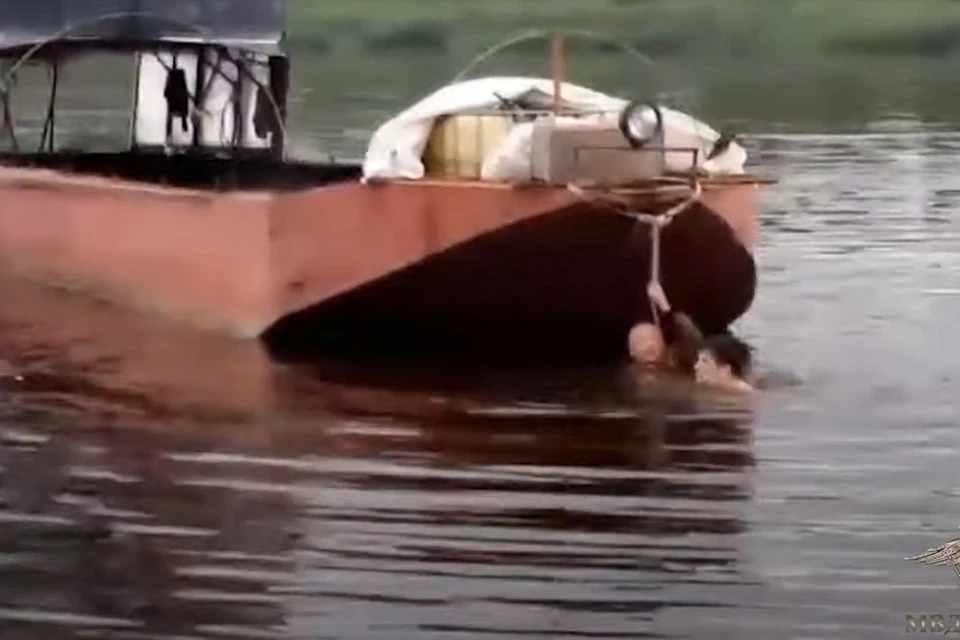 Местный 65-летний житель, зашел по пояс в воду и пытался подтянуть снять баржу с якоря, чтобы пристать к берегу. Но попытка оказалась неудачной