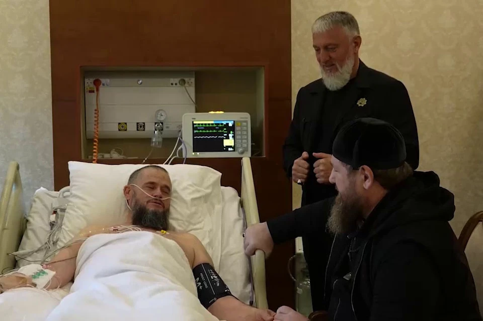 В больнице Кадыров посещал больного дядю. Фото: скриншот из видео Кадырова