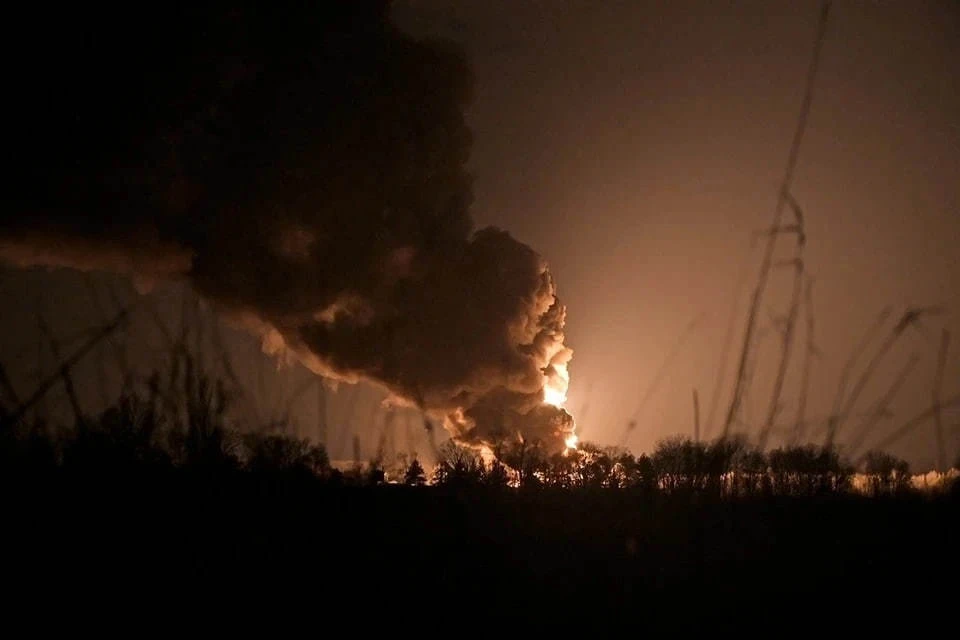 Во Львовской области Украины после взрывов загорелся промышленный объект