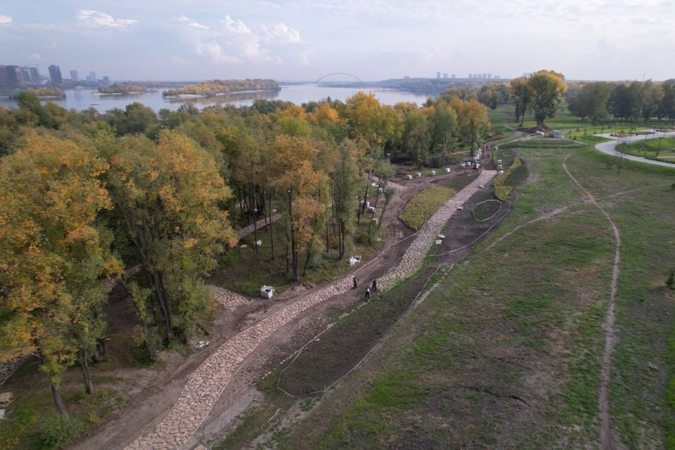 Прогулочные тропы оформляют в пойменной части парка. Фото: Зеленый Новосибирск