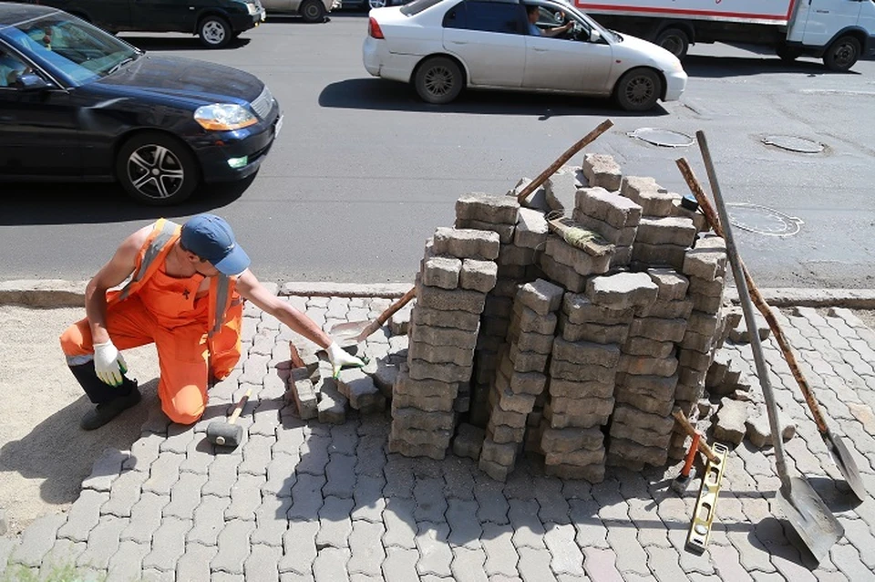 Тротуары Ярославля будут выкладывать плиткой.