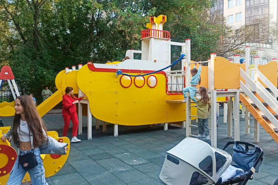 Дети в восторге от новой площадки.