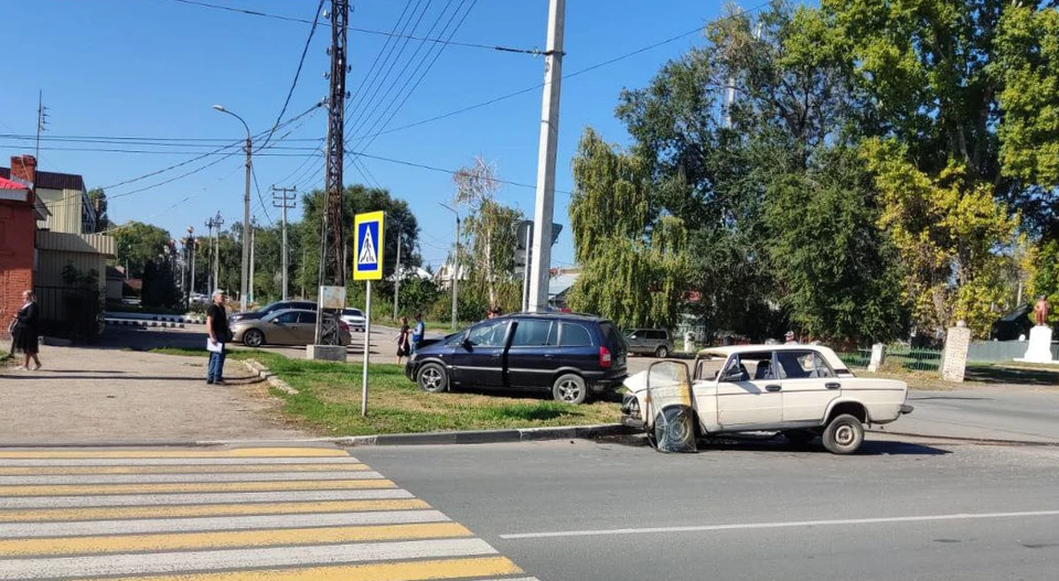 Фото: В Балаково столкнулись «шестерка» и Opel: пострадала пассажирка "Жигулей"