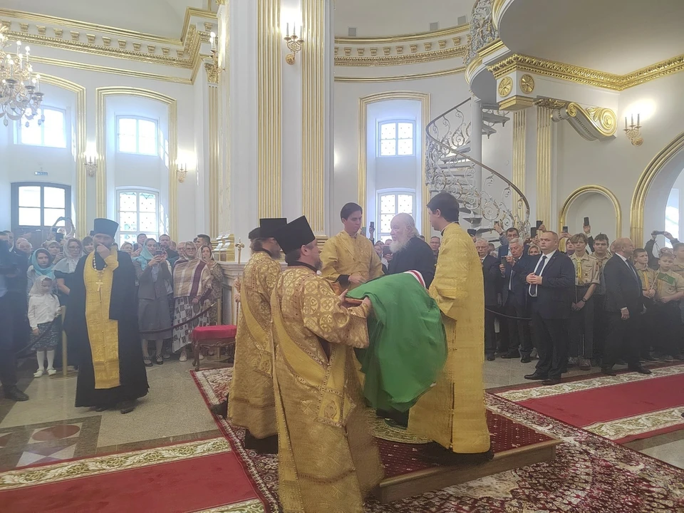 Фото: патриарх Московский и Всея Руси Кирилл проводит чин богослужения в Костроме