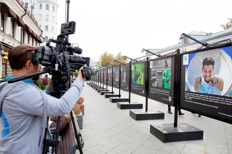 Фотовыставка к юбилею телеканала «МИР 24» открылась в Москве