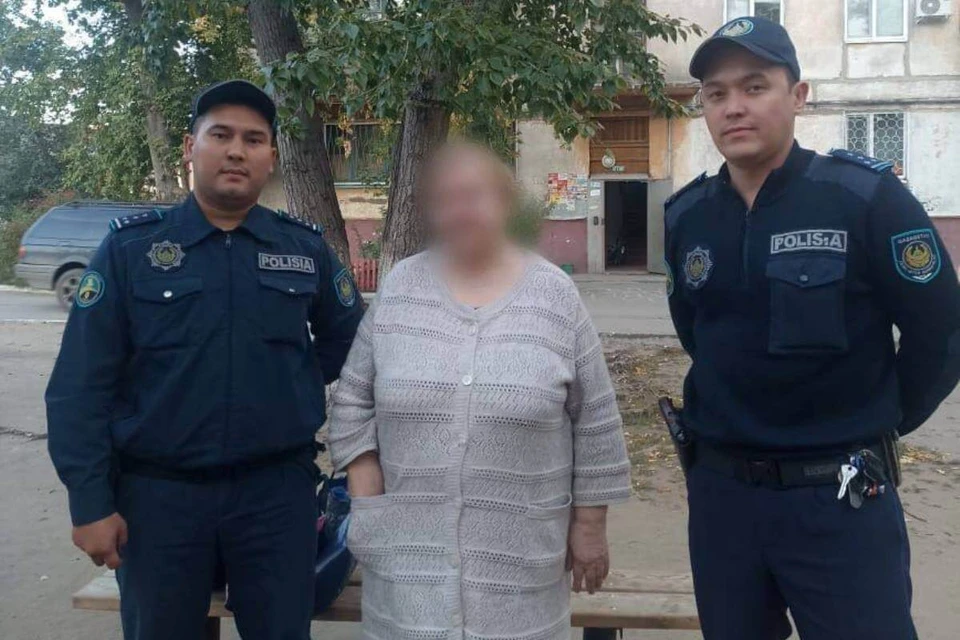 Участковые инспекторы полиции города Рудный находились в банке по личным делам, когда заметили, что пожилая женщина, стоявшая в очереди перед ними, вела себя нервно и подозрительно.