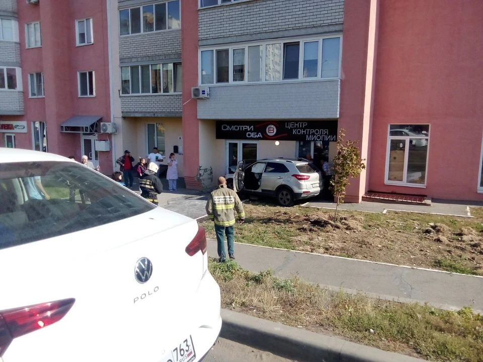 В Юбилейном в Саратове кроссовер влетел в многоэтажку (фото: тг "Саратов (Волжский район)"
