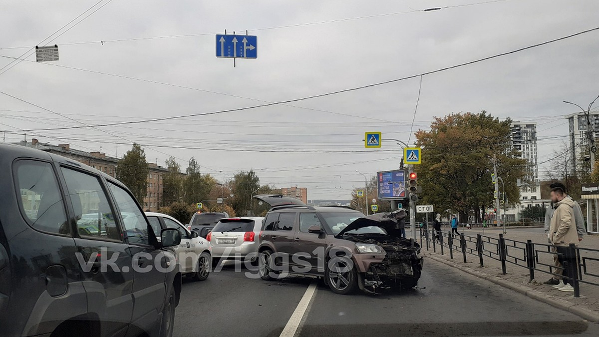 Легковушка столкнулась с двумя другими авто в столице Удмуртии - KP.RU