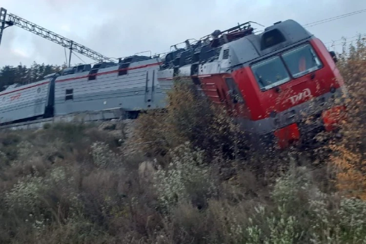 Локомотив грузового поезда сошел с рельс в Бурятии рано утром 30 сентября