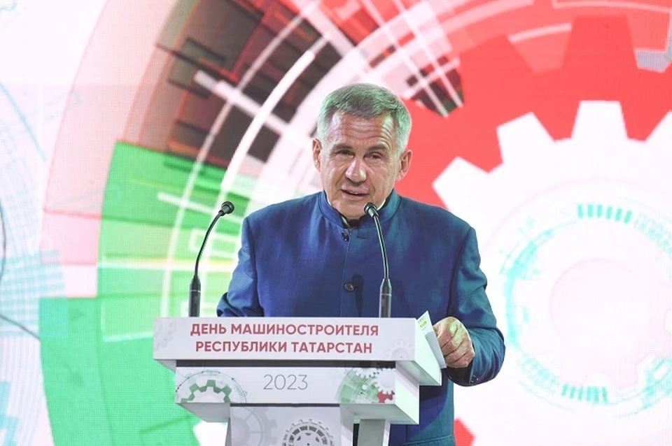 Он выразил слова особой благодарности ветеранам отрасли. Фото: rais.tatarstan.ru