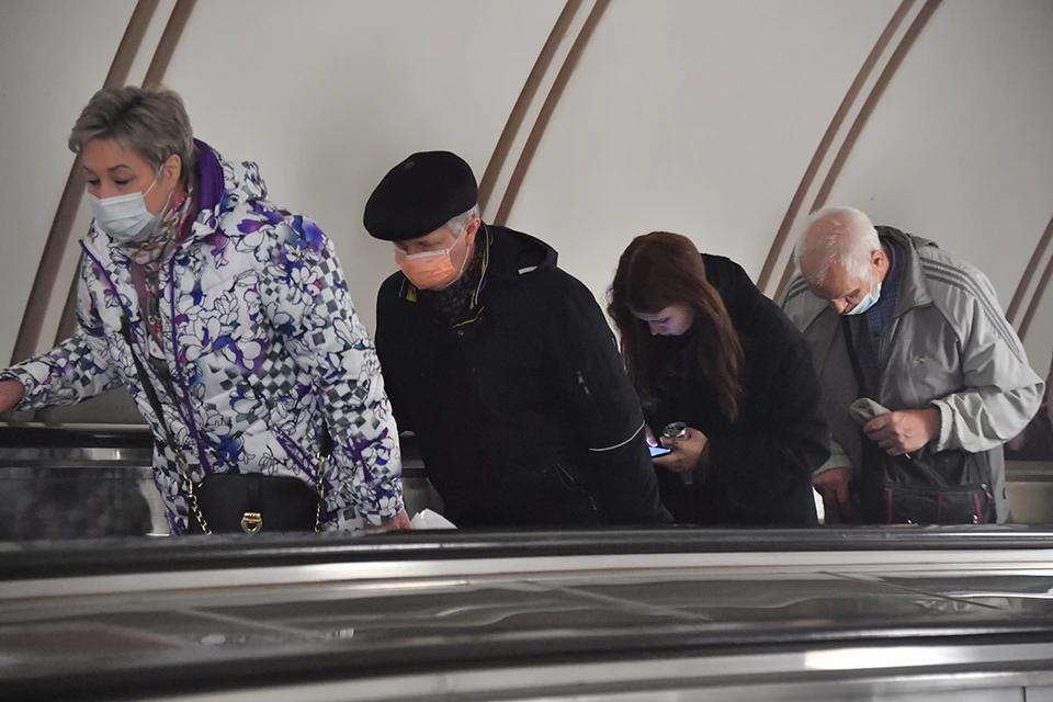 Женщина погибла в московском метро, упав на рельсы.