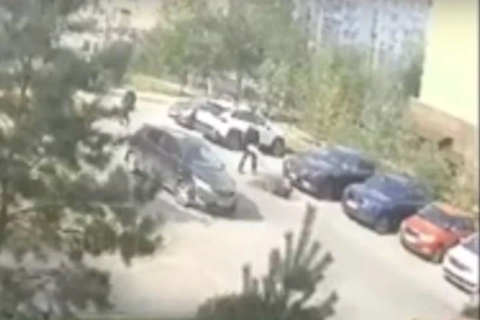 Один из мальчиков упал. Фото: скрин из видео. Источник: ЧП | ДТП Нижний Новгород.