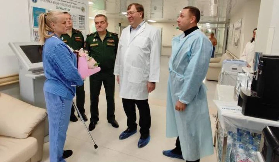 Александр Ищенко навестил раненых бойцов СВО. Фото: пресс-служба ЗС РО