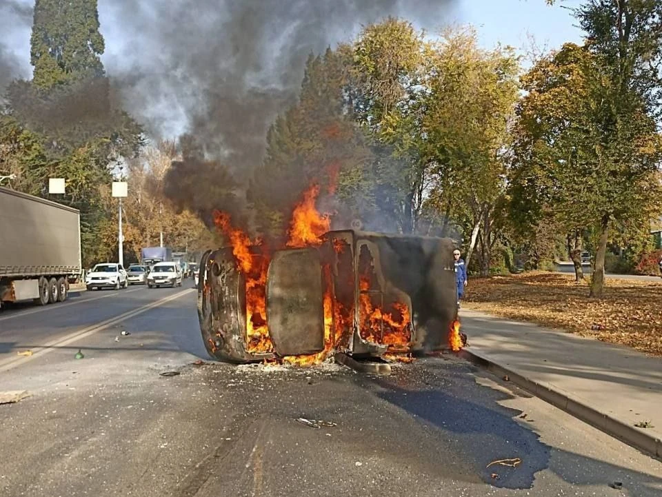 Столкнулись Chevrolet и «УАЗ», вследствие чего вторая машина воспламенилась и сгорела. (фото: Госавтоинспекция по Саратовской области)