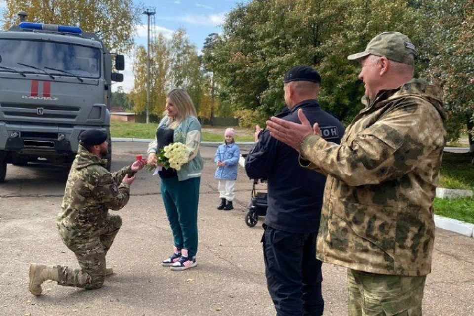 В Ангарске росгвардеец сделал предложение своей девушке на глазах у сослуживцев. Фото: Росгвардия Иркутской области