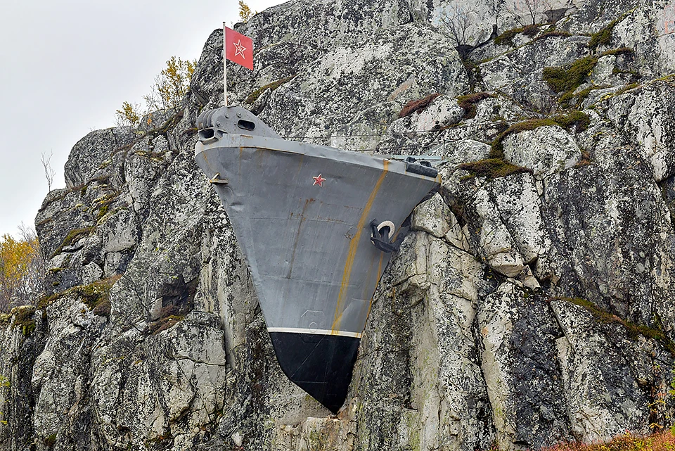 Памятное место представляет собой нос корабля, вмонтированный в скалу на въезде в Лиинахамари.