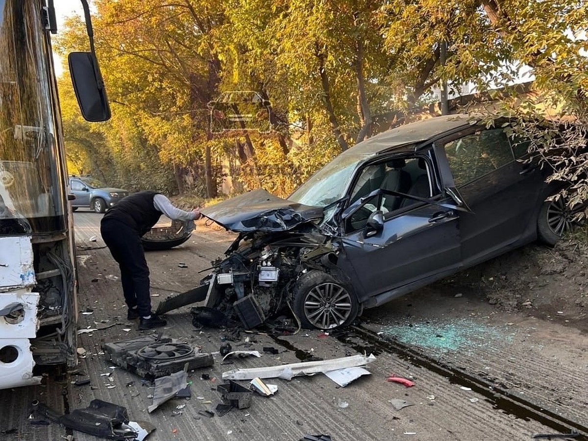 В Красноярске на улице Монтажников легковой автомобиль врезался в автобус -  KP.RU