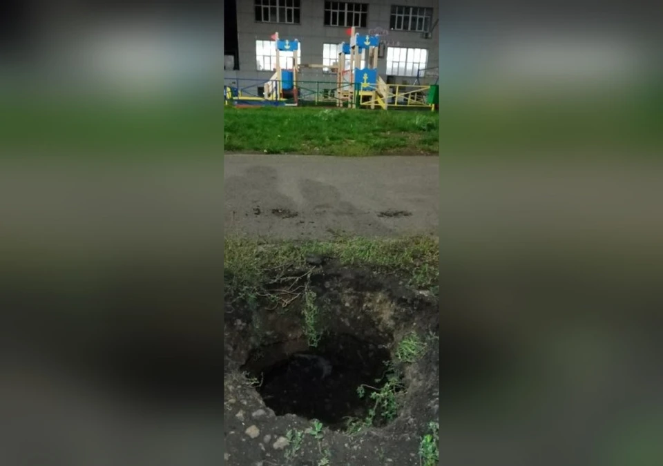 На Набережной реки Уфы обвалился грунт. Рядом находится детская площадка