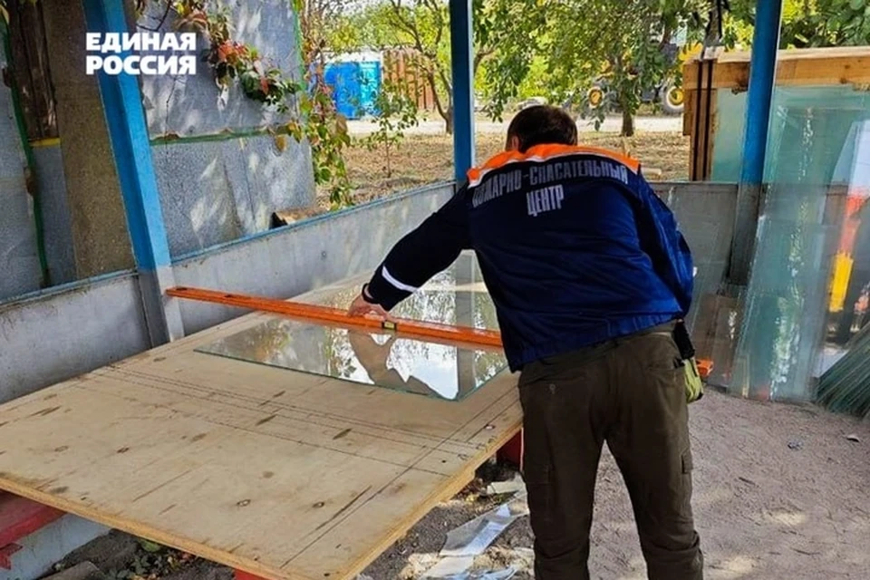 В детском саду "Журавленок" в Токмаке Запорожской области восстанавливают окна. ФОТО: тг-канал "Единая Россия. Запорожская область"