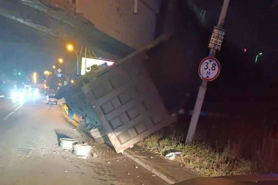 Водитель грузовика пояснил, что кузов поднялся самостоятельно. Фото: ГИБДД Екатеринбурга