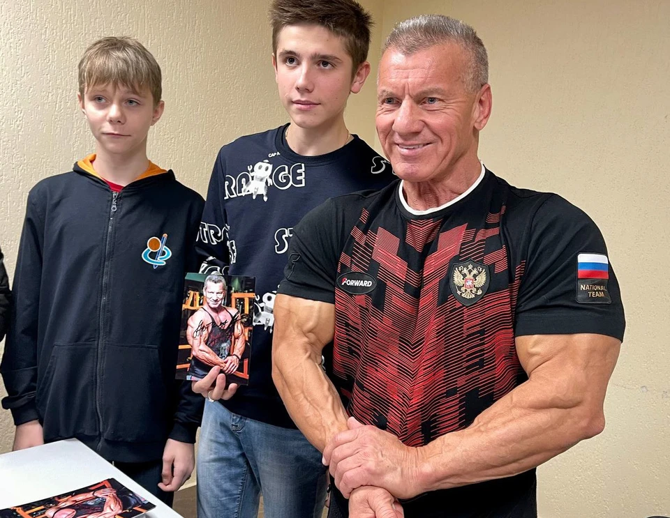 Чемпион мира по бодибилдингу рассказал воспитанникам детдомов, как качать мышцы | ФОТО: телеграм-канал minsport73_news