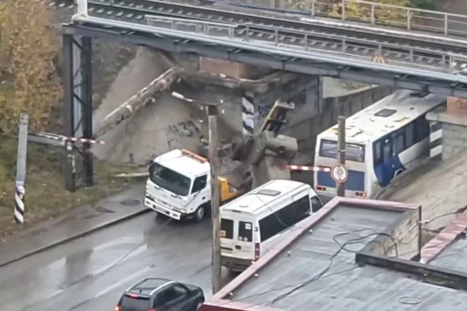 Водитель эвакуатора перевозил погрузчик, но не учел высоту моста. Фото: скрин с видео vk.com/kirovmp