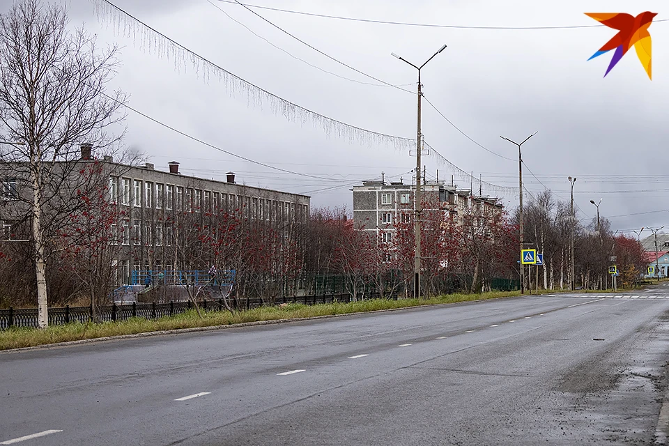 Полицейские обследуют учебное заведение в поисках взрывного устройства.