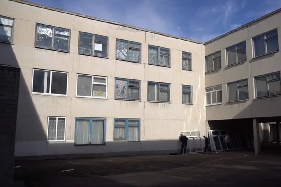 В школах Краснодона ставят новые окна. ФОТО: Администрация Краснодона